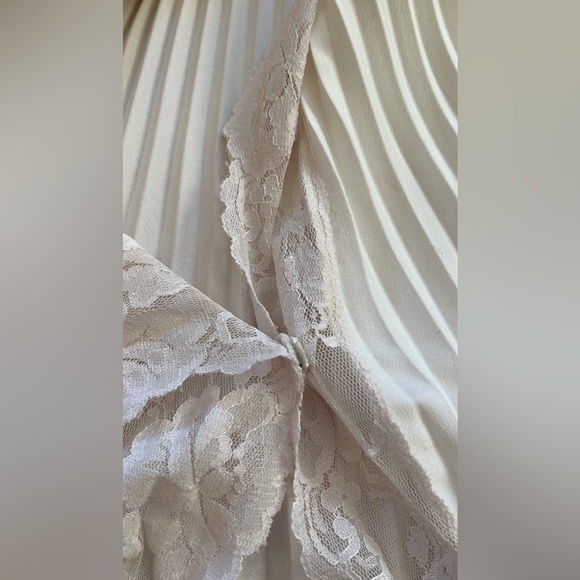 RARE VINTAGE - Lucie Ann Pleated Robe in Ivory - Size Small - Picture 15 of 16